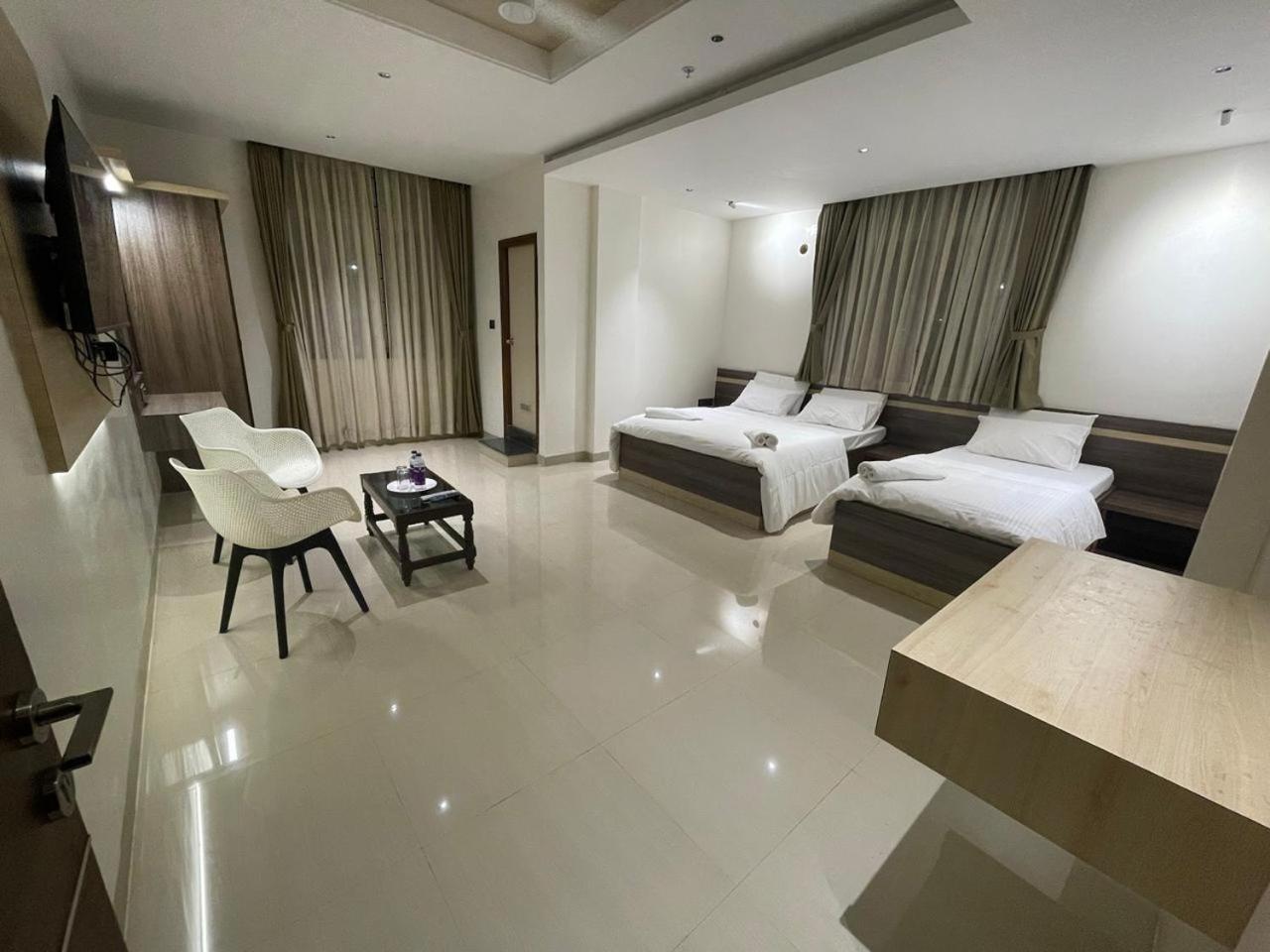 Model Grand Inn Bellary Kültér fotó