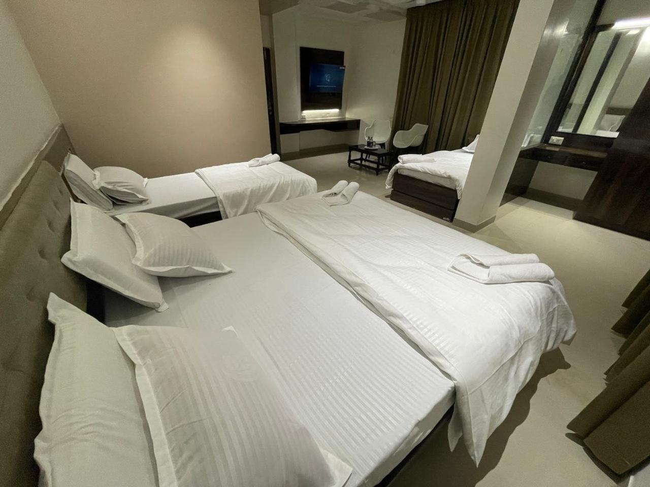 Model Grand Inn Bellary Kültér fotó