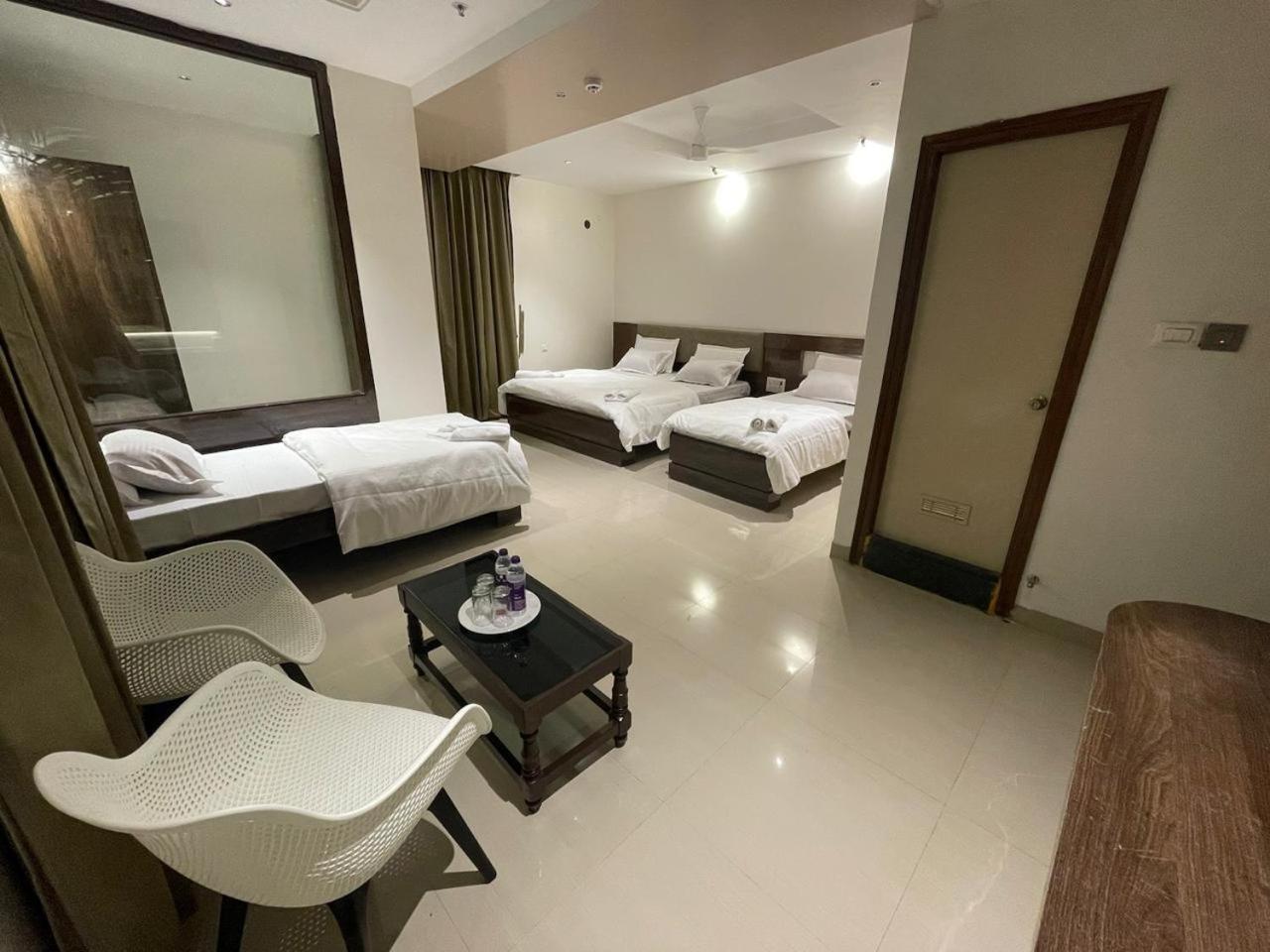 Model Grand Inn Bellary Kültér fotó