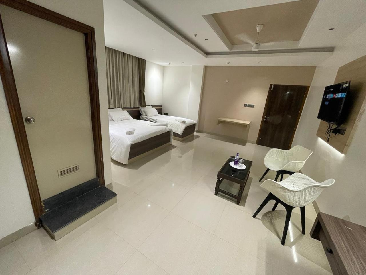 Model Grand Inn Bellary Kültér fotó