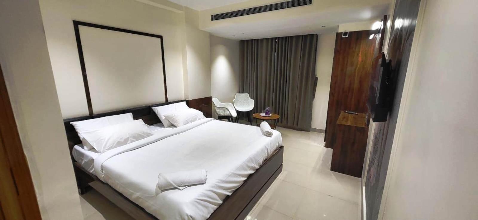 Model Grand Inn Bellary Kültér fotó